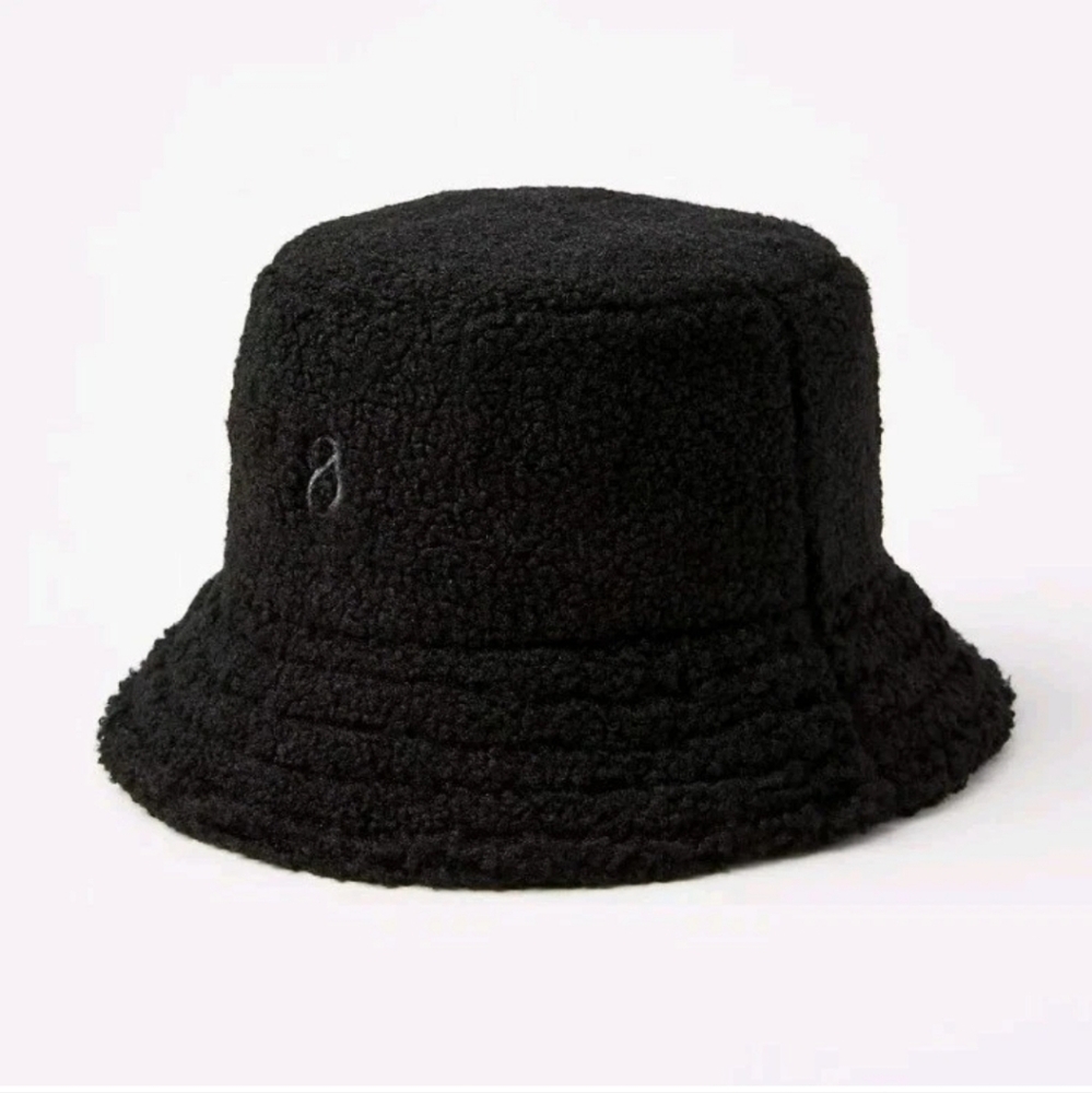 Lou & Grey Black Sherpa Bucket Hat
